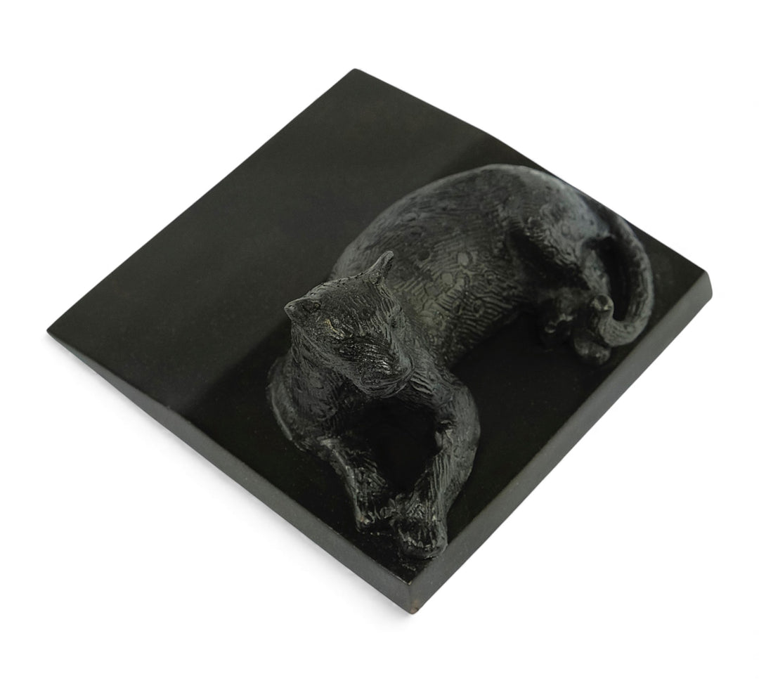 Vintage bronzen deurstopper met een liggende luipaard