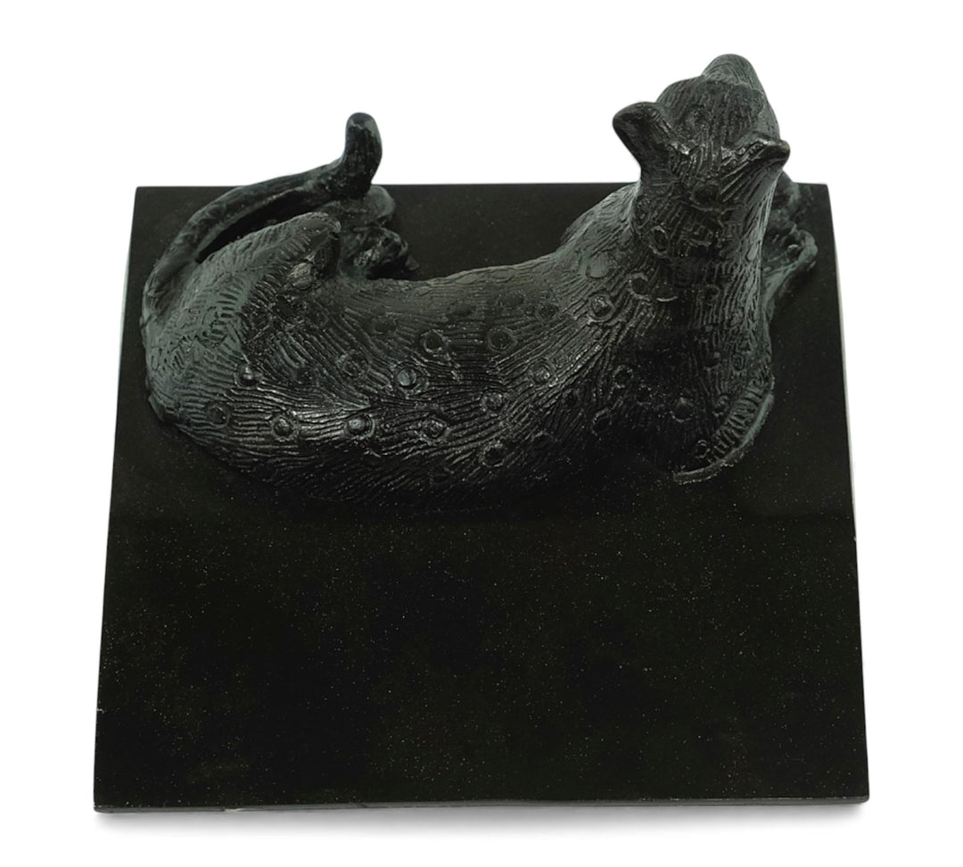 Vintage bronzen deurstopper met een liggende luipaard