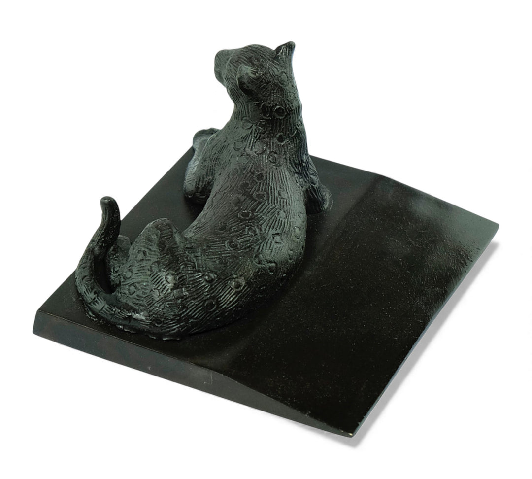 Vintage bronzen deurstopper met een liggende luipaard