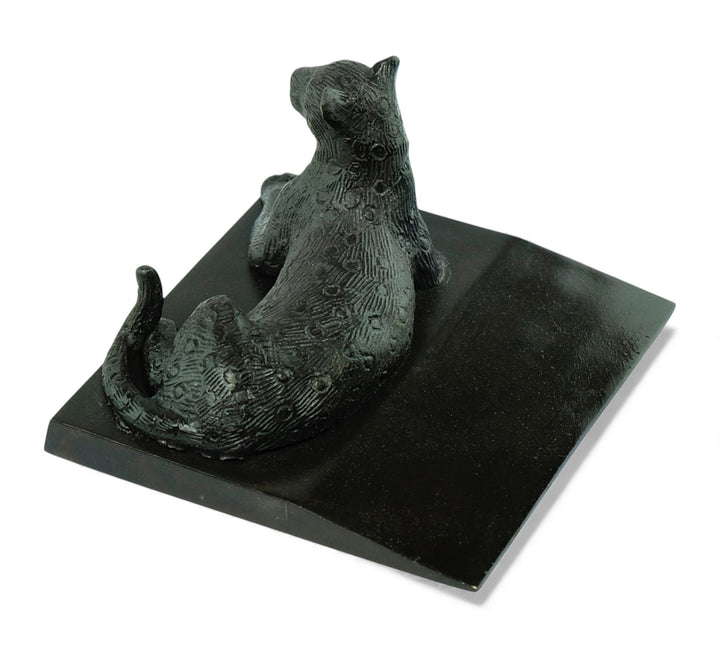 Vintage bronzen deurstopper met een liggende luipaard