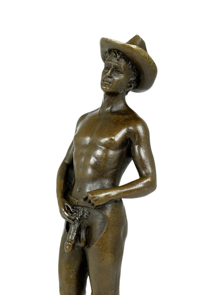 Escultura de bronce de un vaquero gay