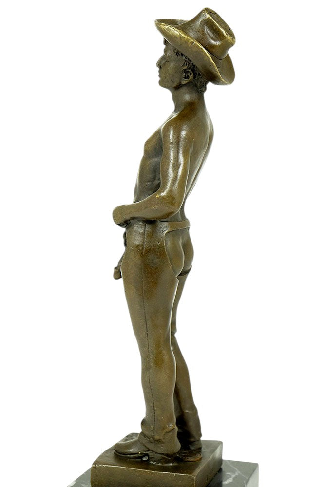 Escultura de bronce de un vaquero gay
