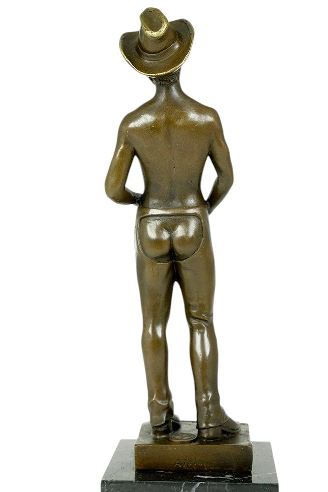 Escultura de bronce de un vaquero gay