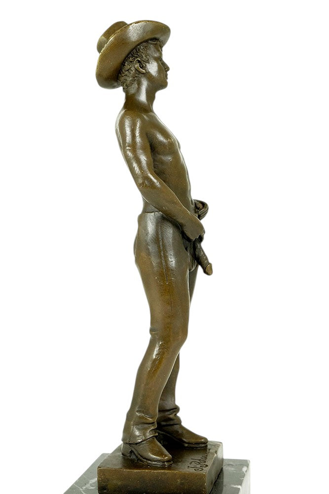 Escultura de bronce de un vaquero gay