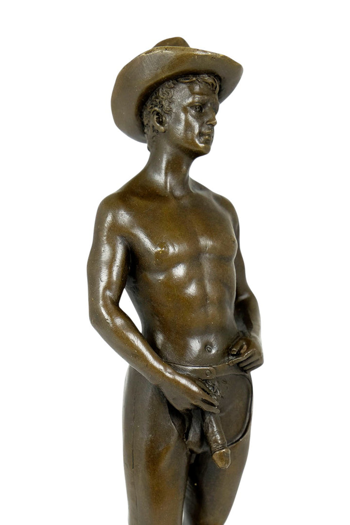 Escultura de bronce de un vaquero gay