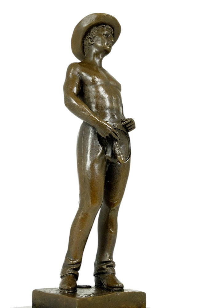 Escultura de bronce de un vaquero gay