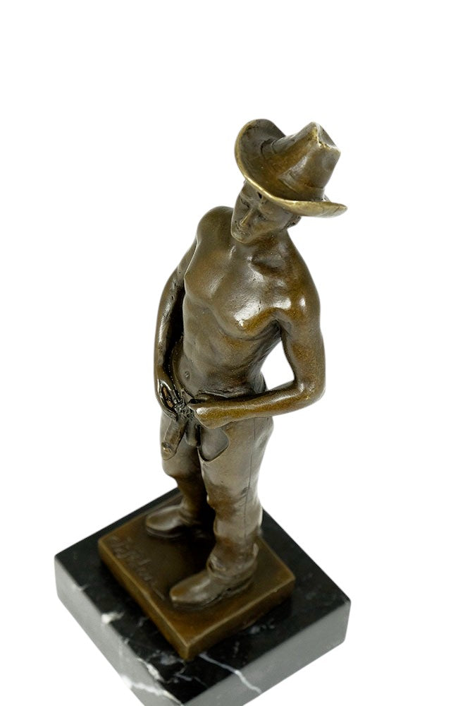 Escultura de bronce de un vaquero gay