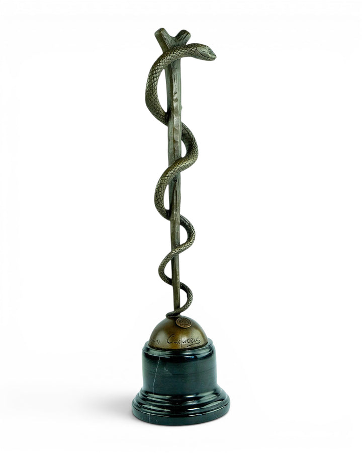 Bronzen beeld van de caduceusstaf van Asclepius