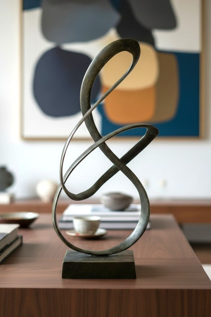 Sculpture abstraite en bronze représentant l'éternité