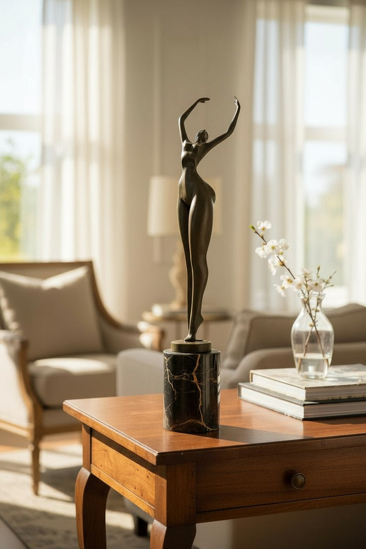 Escultura de bronce de una mujer alargada bailando