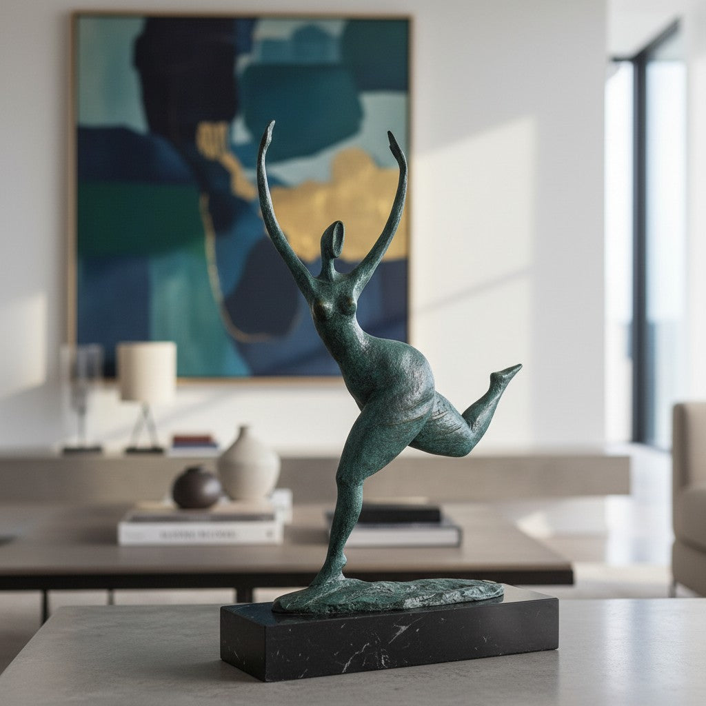Escultura moderna de bronce de una mujer bailando libremente