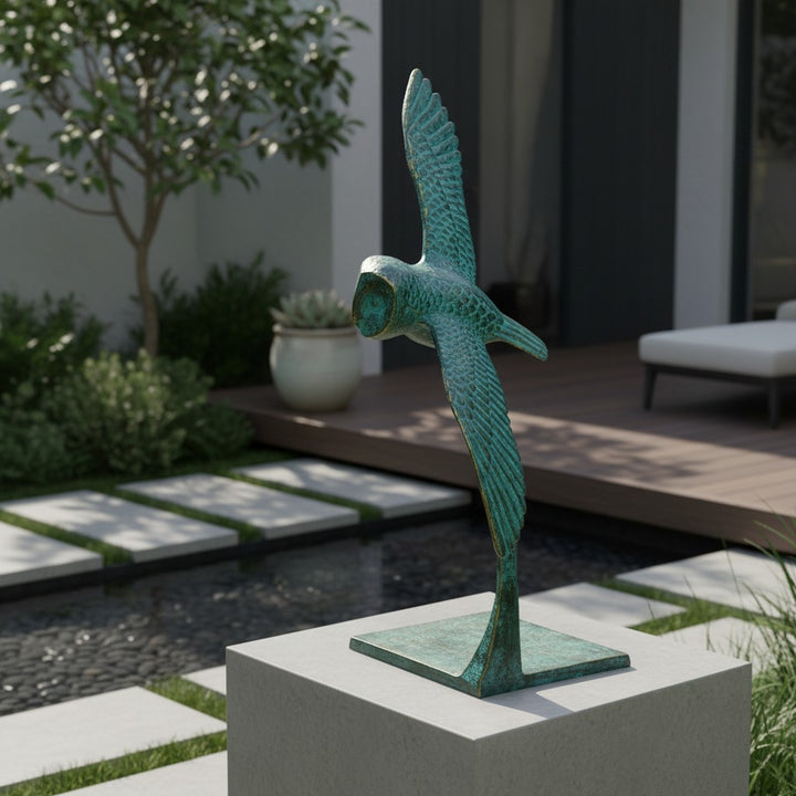 Scultura in bronzo di un gufo in volo di Ben Wouters