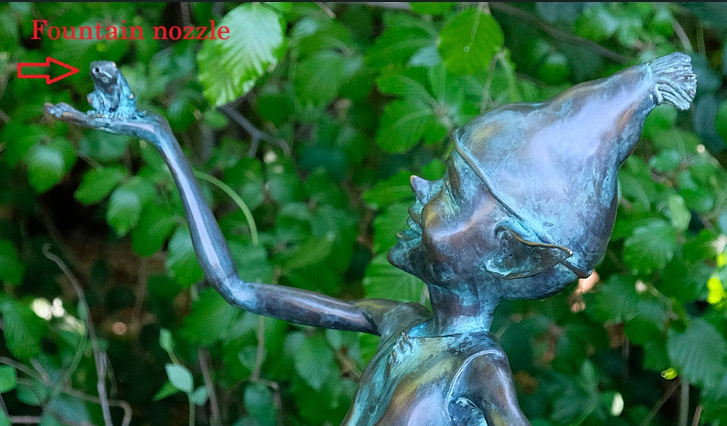 Bronzen sculptuur van een elfje met een kikker zittend in een emmer