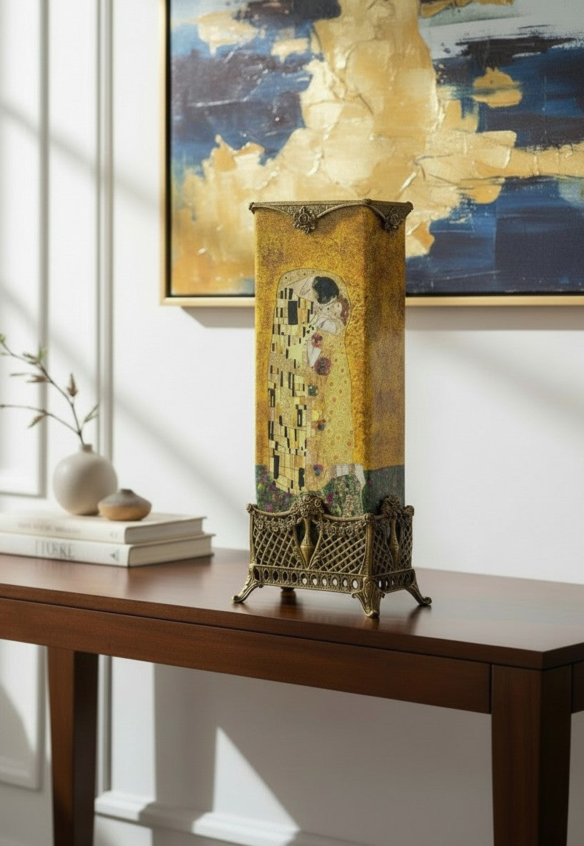 Porseleinen vaas in brons met Gustav Klimt decor