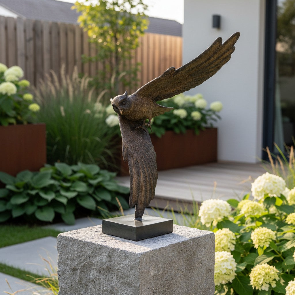Bronzen beeld van een uil in dalende vlucht