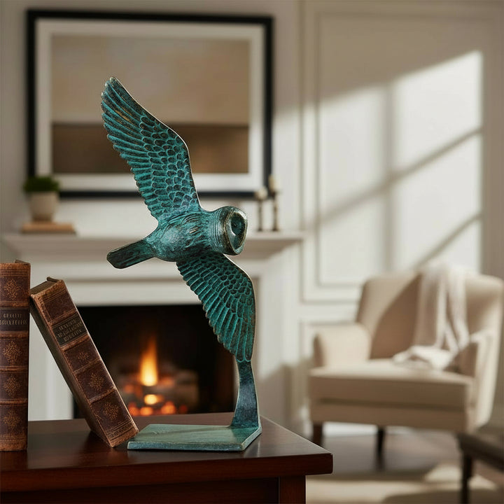 Bronzeskulptur einer Eule, die durch die Luft gleitet