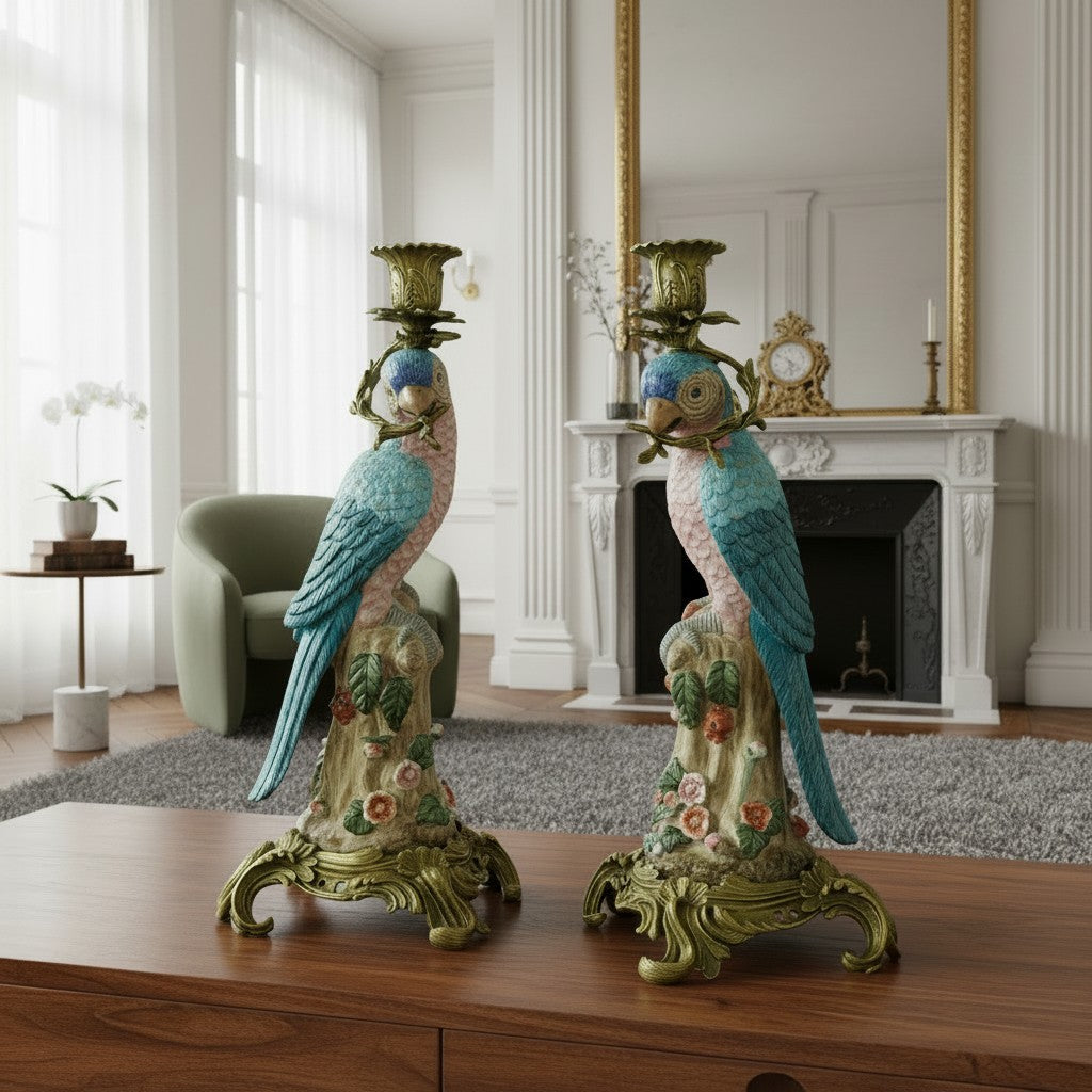 Paire de bougeoirs en porcelaine à perroquets avec monture en bronze