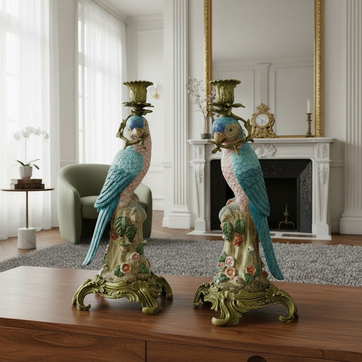Paire de bougeoirs en porcelaine à perroquets avec monture en bronze