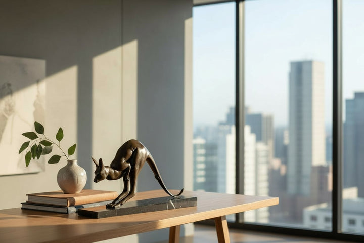 Escultura de canguro en bronce inspirada en Jean Théodore Delabasse.