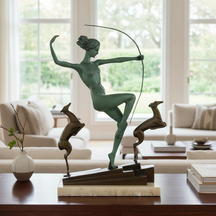 Bronzeskulptur der Diana, der Jägerin, mit springenden Rehen – nach Bouraine