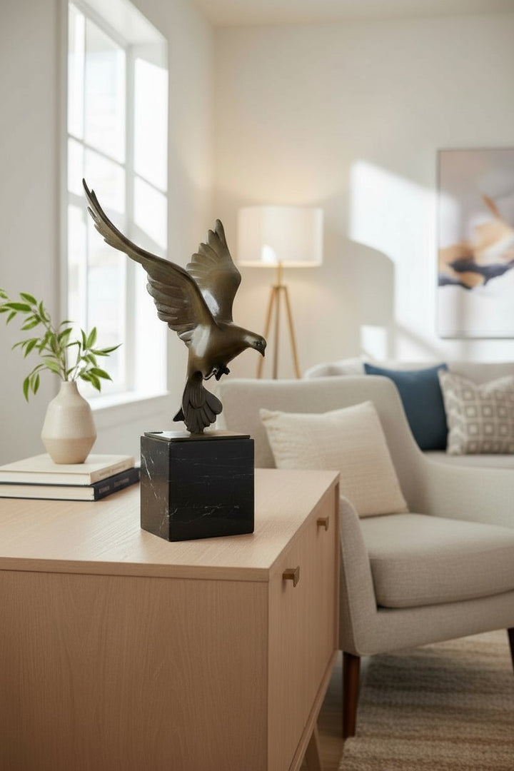 Bronzen sculptuur van een dalende duif met gespreide vleugels