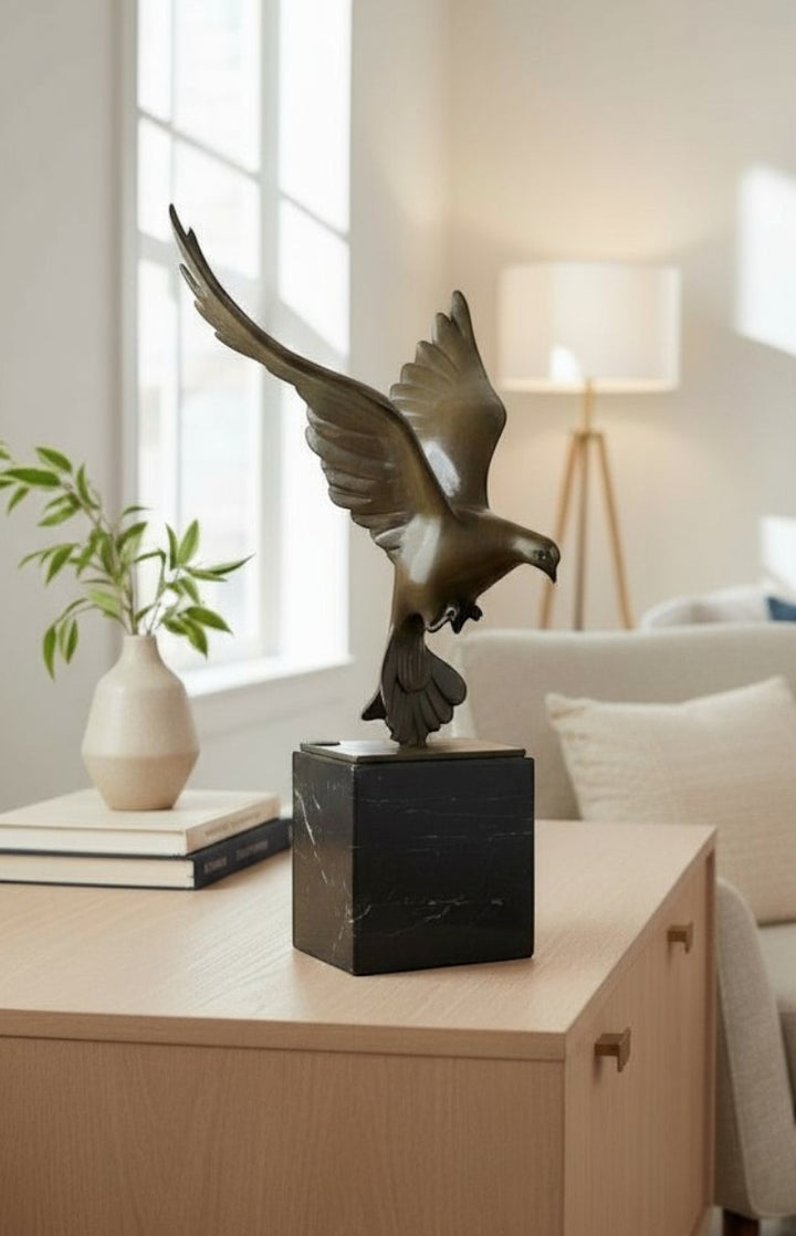 Bronzen sculptuur van een dalende duif met gespreide vleugels