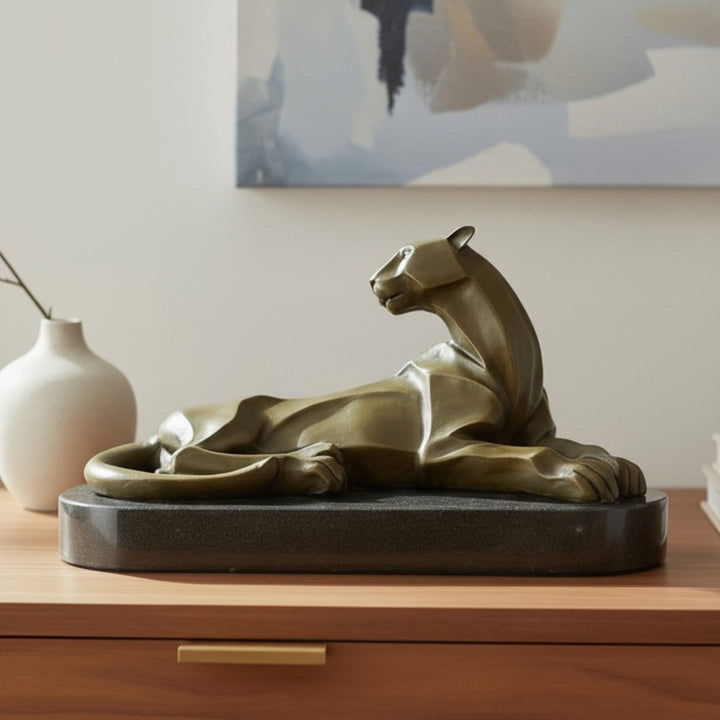 Bronzeskulptur eines liegenden Panthers im kubistischen Stil