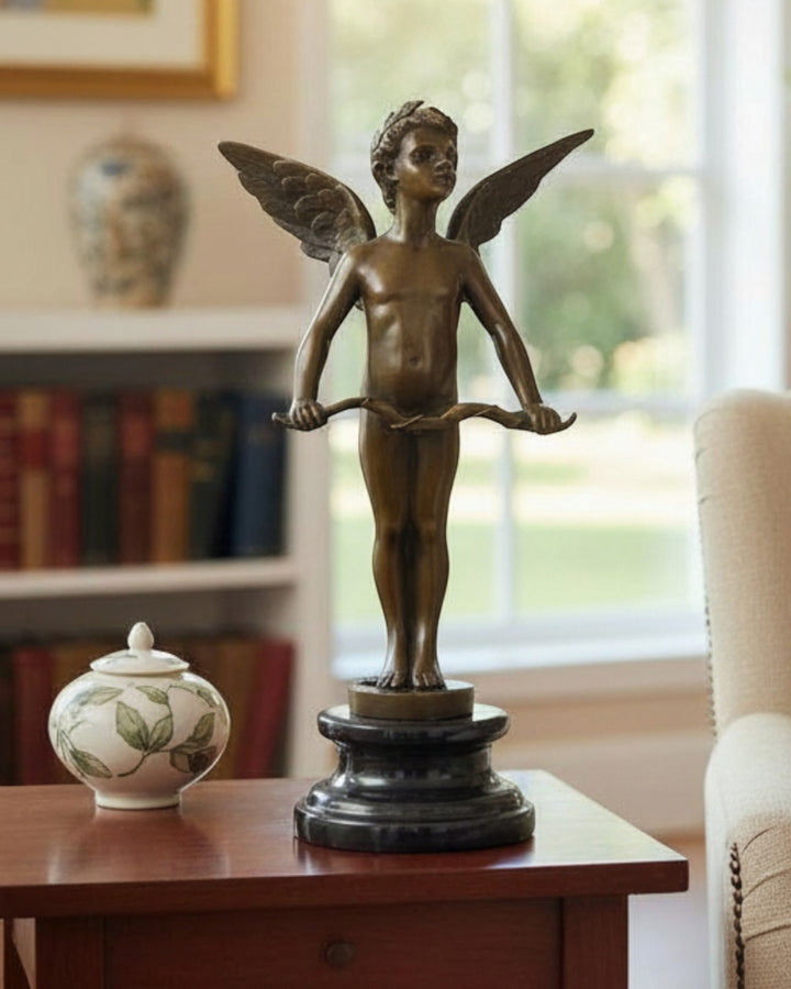 Bronzeskulptur eines geflügelten Amors mit Bogen nach Auguste Moreau