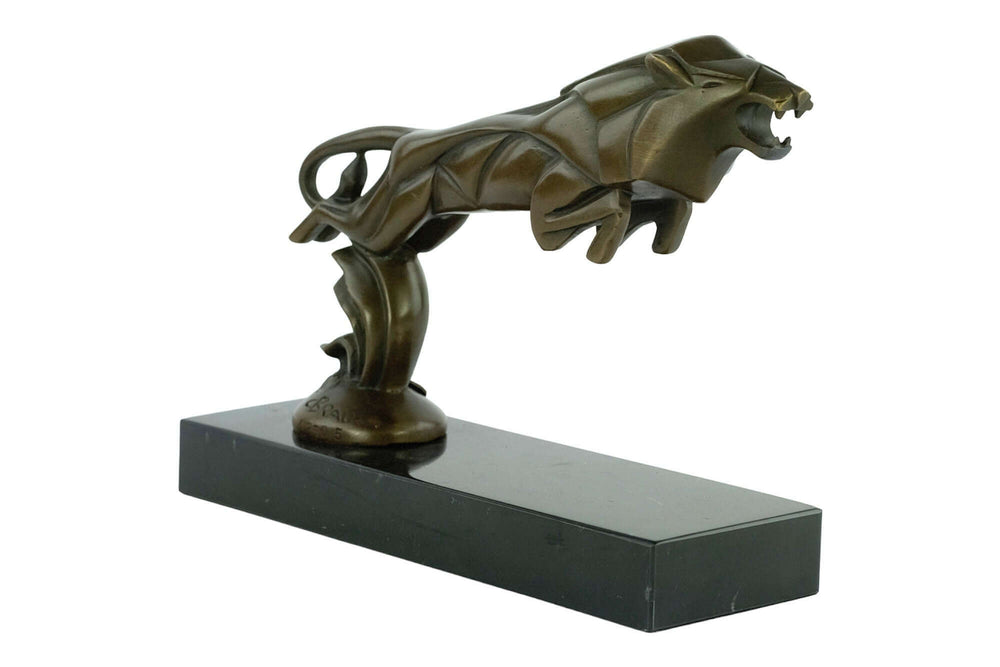 Bronze Art Deco sculpture of a leaping lion on a dark base, signed by C. Brau, 16 x 22 cm, 1.8 kg.