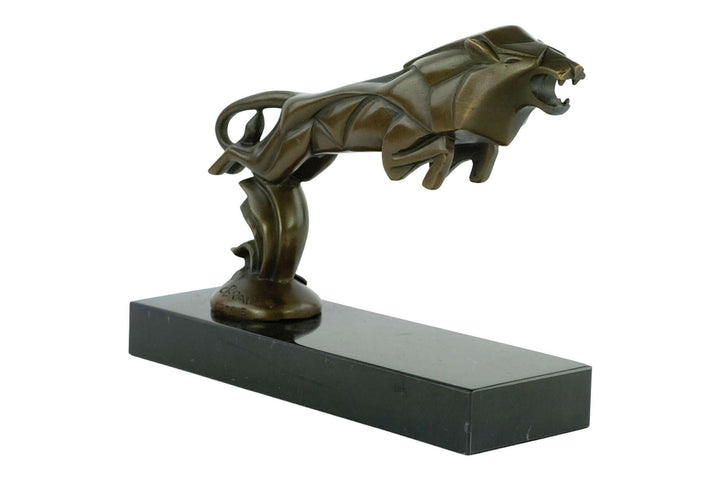 Bronze Art Deco sculpture of a leaping lion on a dark base, signed by C. Brau, 16 x 22 cm, 1.8 kg.