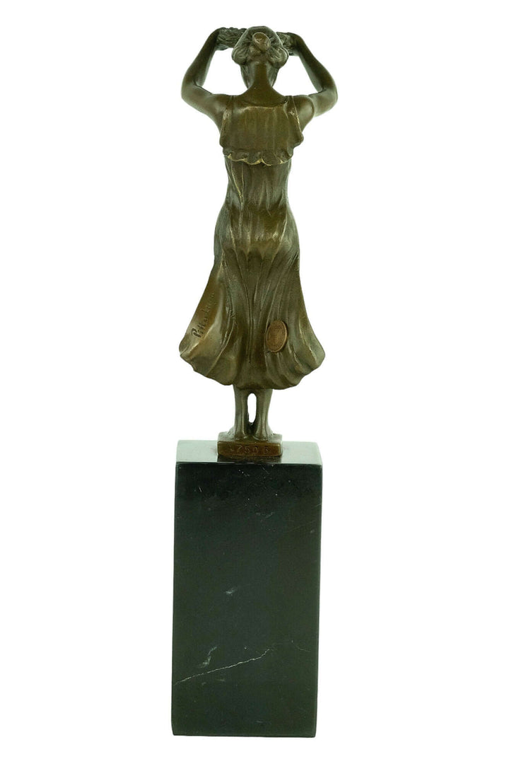 Bronze sculpture of Gëlle Fra by Claus Cito, depicting a lady holding a wreath, symbolizing peace.