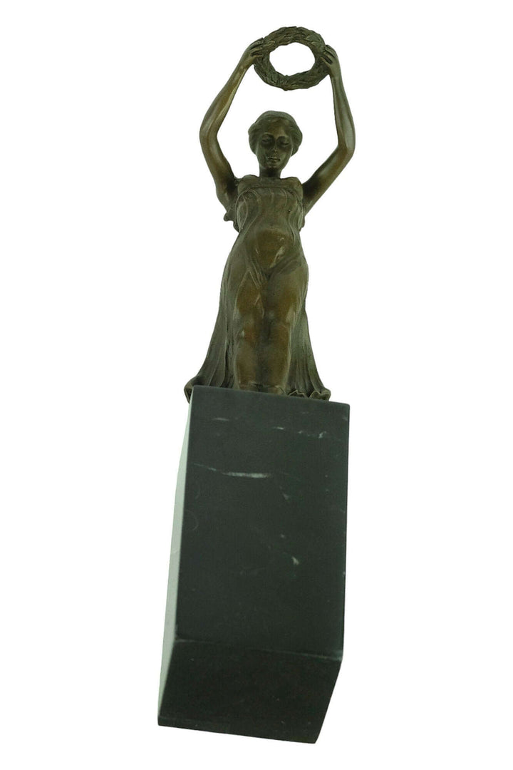 Bronze sculpture of Gëlle Fra, the Golden Lady, holding a wreath on a marble base, commemorating WWI victims.