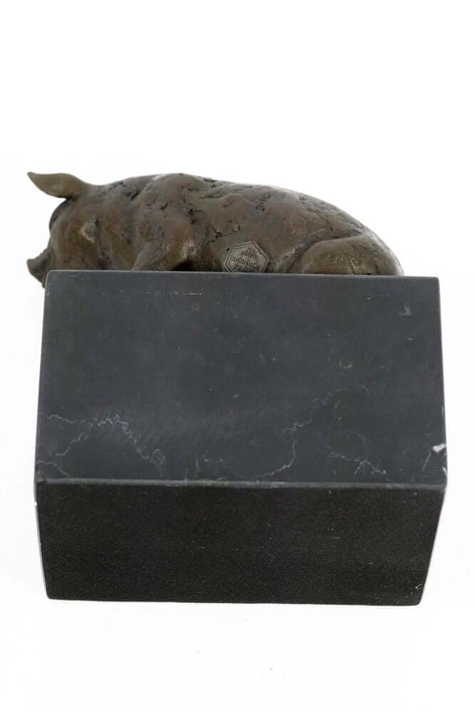 Bronze sculpture of a sitting pig with a smiling face on a marble base, high-quality animal art by Milo.