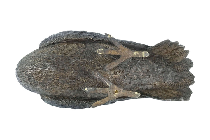 Top view of a detailed bronze pigeon sculpture, perfect for home or garden decor. Dimensions: 17 x 27 cm.
