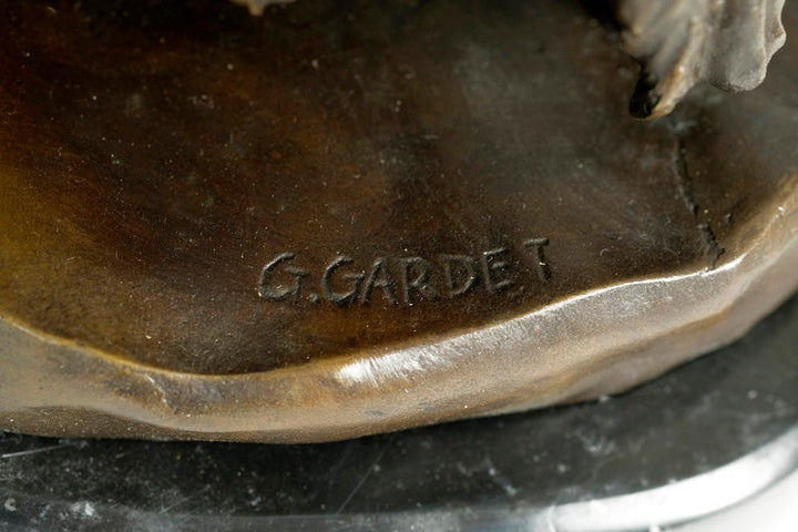 Signature of French sculptor G. Gardet on bronze sculpture base, showcasing craftsmanship and artistry.