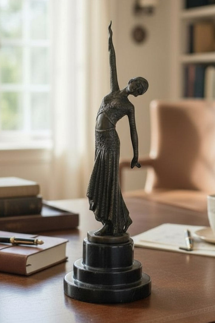 Bronzen sculptuur van een danseres in art-decostijl die een pose aanneemt