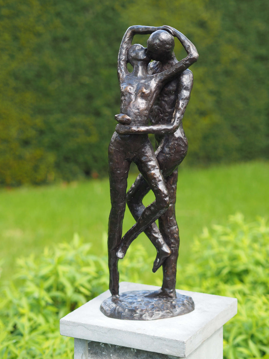 Modern bronze sculpture of a couple kissing, perfect for indoor or outdoor display, 18x15x55 cm.